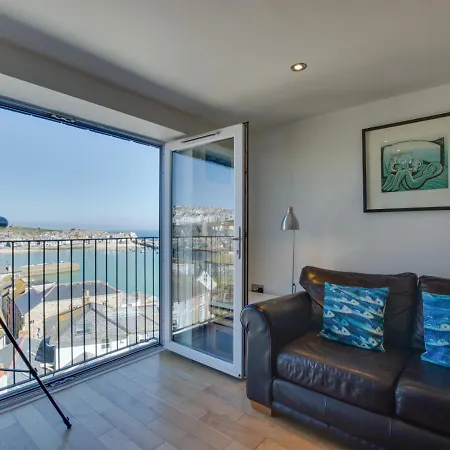 Over The Harbour 4 Fernlea Court Holiday home