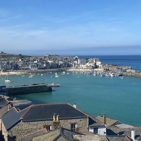 Over The Harbour 4 Fernlea Court * St Ives (Cornwall)